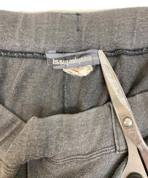 ISSEY MIYAKE（イッセイミヤケ）ISSEY MIYAKE (イッセイミヤケ) ベルトループ付フロントタックスウェットパンツ グレー サイズ:SIZE Mの古着・服飾アイテム