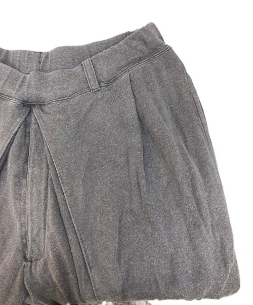 ISSEY MIYAKE（イッセイミヤケ）ISSEY MIYAKE (イッセイミヤケ) ベルトループ付フロントタックスウェットパンツ グレー サイズ:SIZE Mの古着・服飾アイテム