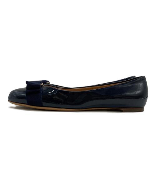Salvatore Ferragamo（サルヴァトーレ フェラガモ）Salvatore Ferragamo (サルヴァトーレ フェラガモ) ヴァラ・リボン・パンプス ネイビー サイズ:７の古着・服飾アイテム