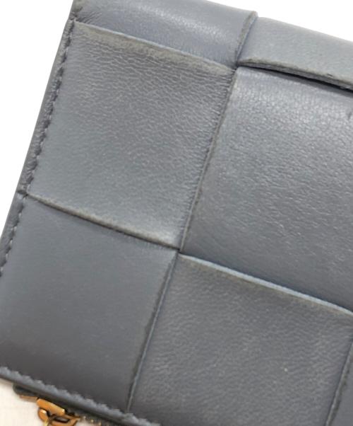 BOTTEGA VENETA（ボッテガベネタ）BOTTEGA VENETA (ボッテガベネタ) カセットスモールコンパクトイントレチャートウォレット グレーの古着・服飾アイテム