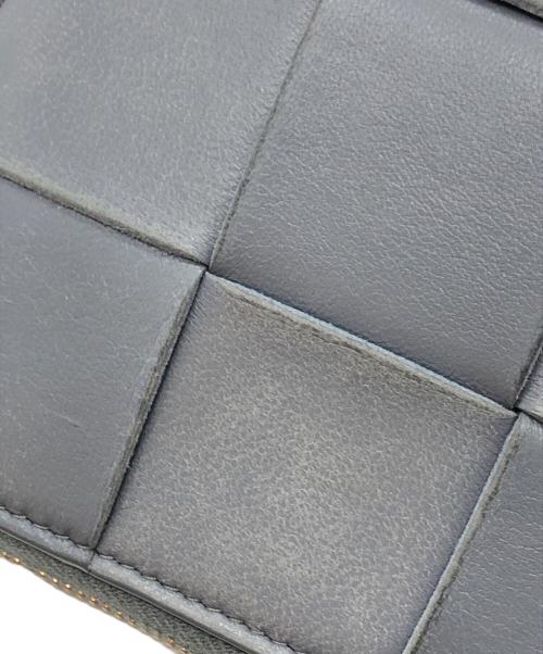 BOTTEGA VENETA（ボッテガベネタ）BOTTEGA VENETA (ボッテガベネタ) カセットスモールコンパクトイントレチャートウォレット グレーの古着・服飾アイテム