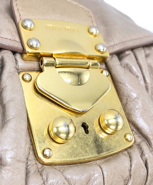 MIU MIU（ミュウミュウ）MIU MIU (ミュウミュウ) マテラッセレザー2WAYバッグ ベージュの古着・服飾アイテム