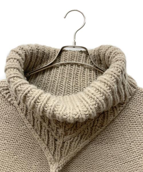 TAKAHIROMIYASHITA TheSoloIst.（タカヒロミヤシタ ザソロイスト）TAKAHIROMIYASHITA TheSoloIst. (タカヒロミヤシタ ザソロイスト) capshoulder scarf turtleneck sweater ベージュ サイズ:４６の古着・服飾アイテム