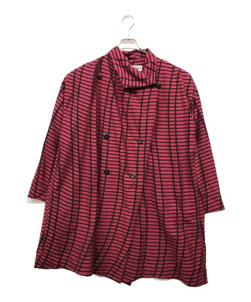 ISSEY MIYAKE（イッセイミヤケ）ISSEY MIYAKE (イッセイミヤケ) Wave Pattern Double Polyester Coat レッド サイズ:3の古着・服飾アイテム