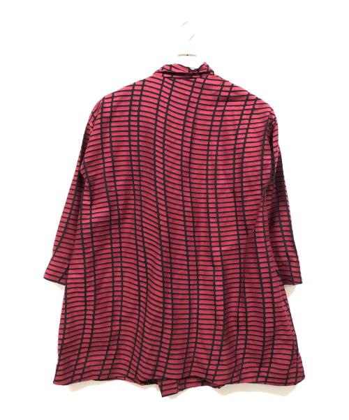 ISSEY MIYAKE（イッセイミヤケ）ISSEY MIYAKE (イッセイミヤケ) Wave Pattern Double Polyester Coat レッド サイズ:3の古着・服飾アイテム