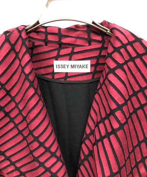 ISSEY MIYAKE（イッセイミヤケ）ISSEY MIYAKE (イッセイミヤケ) Wave Pattern Double Polyester Coat レッド サイズ:3の古着・服飾アイテム