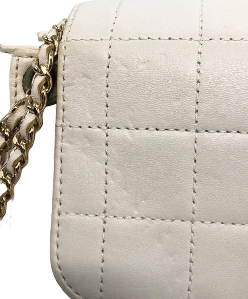 CHANEL（シャネル）CHANEL (シャネル) チョコバーチェーンショルダーバッグ ホワイトの古着・服飾アイテム