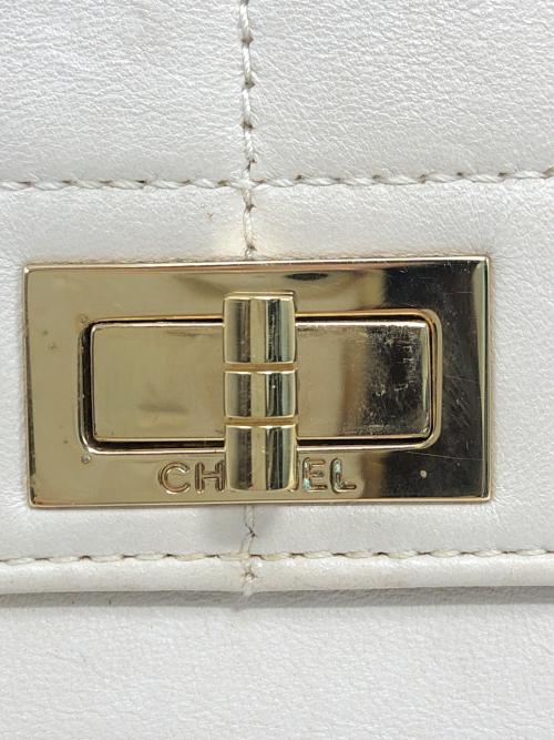 CHANEL（シャネル）CHANEL (シャネル) チョコバーチェーンショルダーバッグ ホワイトの古着・服飾アイテム