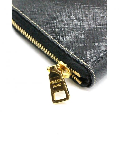 PRADA（プラダ）PRADA (プラダ) ラウンドファスナー長財布 ブラック サイズ:下記参照 SAFFIANO VERNIC 1M0506 程度の古着・服飾アイテム