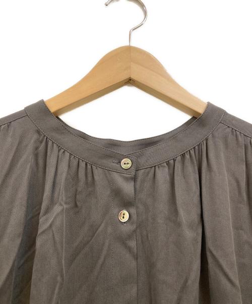 23区（ニジュウサンク）23区 (ニジュウサンク) フィブリルツイル ギャザー ワンピース グレー サイズ:44の古着・服飾アイテム