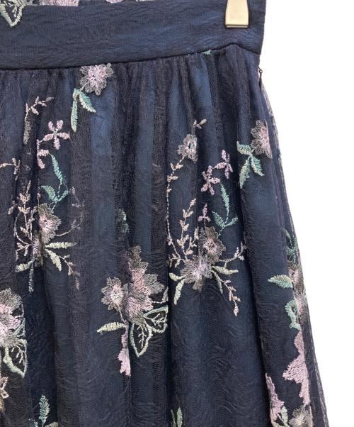 GRACE CONTINENTAL（グレースコンチネンタル）GRACE CONTINENTAL (グレースコンチネンタル) フラワーチュール刺繍スカート ネイビー サイズ:36の古着・服飾アイテム