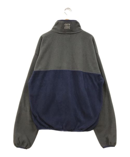 city country city（シティーカントリーシティー）city country city (シティーカントリーシティー) LOGO EMBROIDERY FLEECE PULLOVER グレー×ネイビー サイズ:Mの古着・服飾アイテム