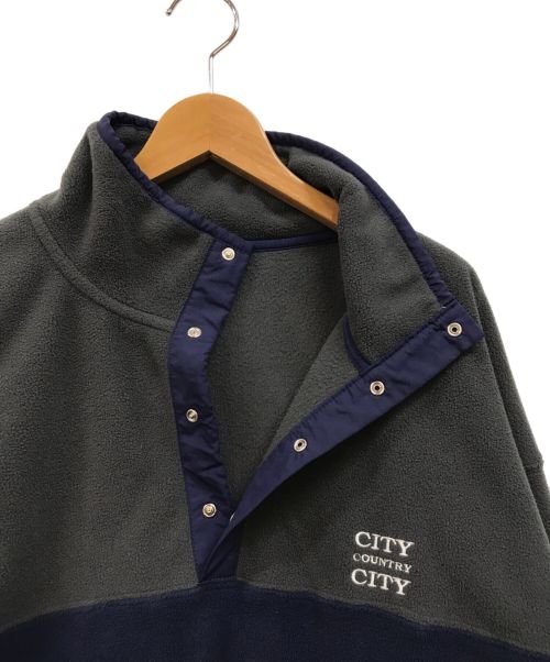 city country city（シティーカントリーシティー）city country city (シティーカントリーシティー) LOGO EMBROIDERY FLEECE PULLOVER グレー×ネイビー サイズ:Mの古着・服飾アイテム