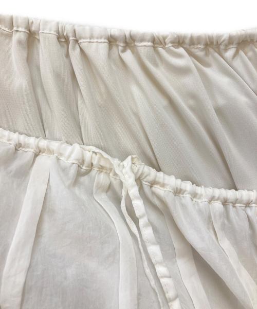 ETRE TOKYO（エトレトウキョウ）ETRE TOKYO (エトレトウキョウ) TOMOCO UNABARA (トモコウナバラ) タックギャザーボリュームスカート ホワイト サイズ:Mの古着・服飾アイテム