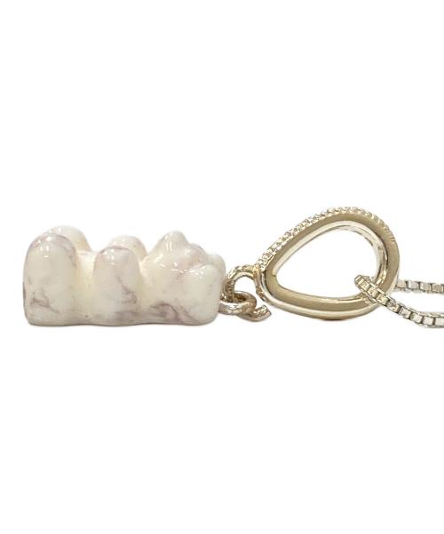 KITH（キス）KITH (キス) CRYSTAL HAZE (クリスタルヘイズ) KITH TOKYO EXCLUSIVE Nostalgia Bear ペンダントトップ ホワイト×シルバーの古着・服飾アイテム