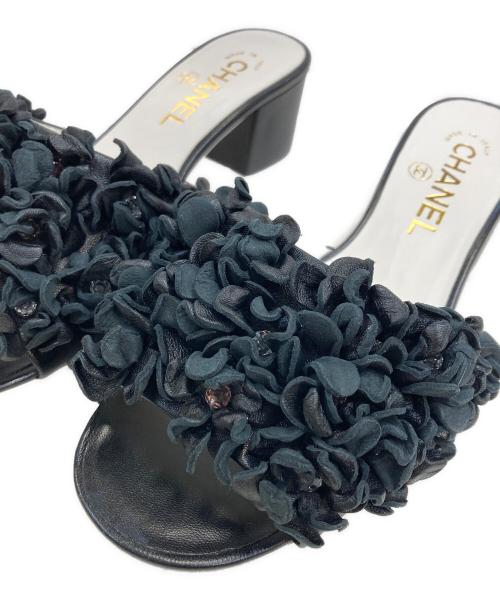 CHANEL（シャネル）CHANEL (シャネル) レザーフラワーモチーフ ヒールサンダル ブラック サイズ:37 1/2Cの古着・服飾アイテム
