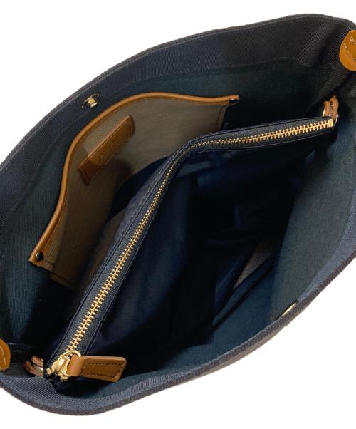 Breath TOPKAPI（ブレストプカピ）Breath TOPKAPI (ブレストプカピ) リプル ネオレザー ファスナー付き ショルダーバッグ ベージュの古着・服飾アイテム