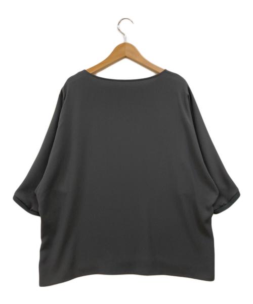 23区（ニジュウサンク）23区 (ニジュウサンク) 【接触冷感/UVカット】ストレッチジョーゼット ケープデザイン カットソー グレー サイズ:38の古着・服飾アイテム