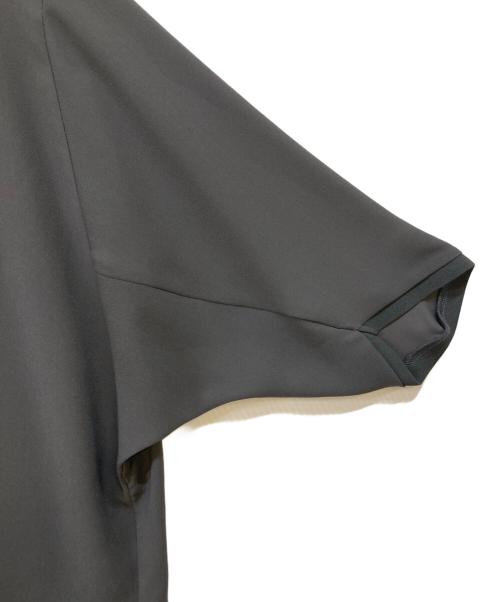 23区（ニジュウサンク）23区 (ニジュウサンク) 【接触冷感/UVカット】ストレッチジョーゼット ケープデザイン カットソー グレー サイズ:38の古着・服飾アイテム