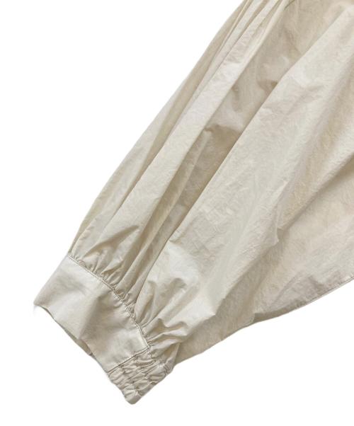 23区（ニジュウサンク）23区 (ニジュウサンク) ナイロンコットンポプリン ボリュームスリーブ ブラウス ベージュ サイズ:38の古着・服飾アイテム