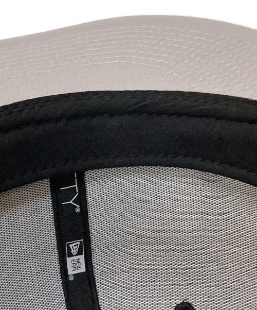 New Era（ニューエラ）New Era (ニューエラ) SUPREME (シュプリーム) 2-Tone Box Logo Spring Training キャップ ホワイト×ブラック サイズ:7 1/4(57.7dm)の古着・服飾アイテム