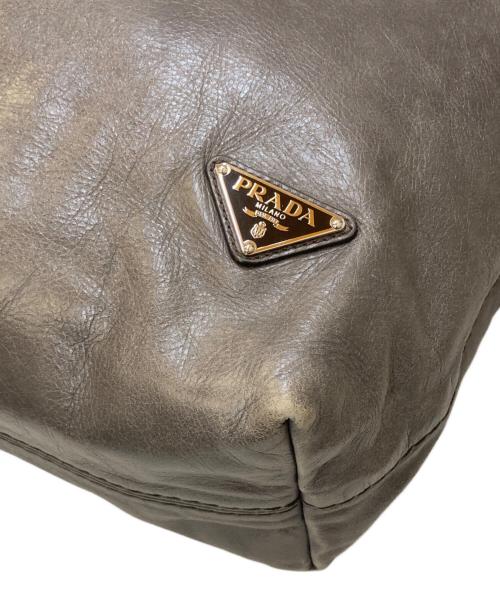 PRADA（プラダ）PRADA (プラダ) VITELLO SHINE プレートデザイン 2way トートバッグ グレー（FUMO）の古着・服飾アイテム