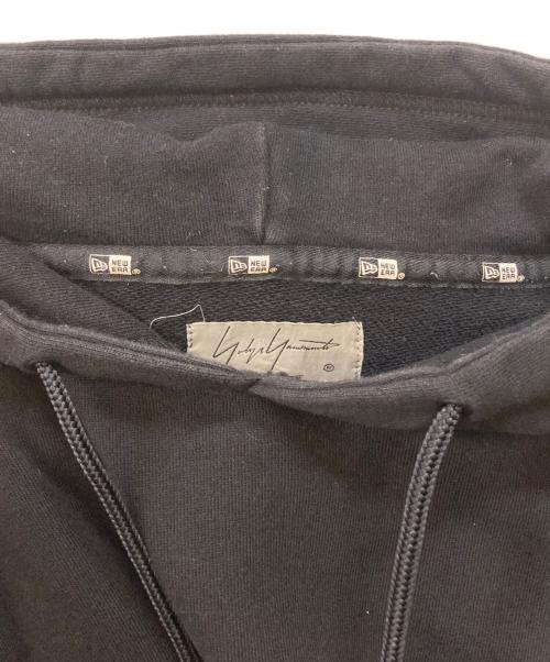 New Era（ニューエラ）New Era (ニューエラ) YOHJI YAMAMOTO (ヨウジヤマモト) コラボ 刺繍ロゴパーカー ブラック サイズ:Mの古着・服飾アイテム