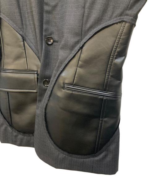 COMME des GARCONS HOMME PLUS（コムデギャルソンオムプリュス）COMME des GARCONS HOMME PLUS (コムデギャルソンオムプリュス) フェイクレザー切替テーラードジャケット グレー サイズ:XSの古着・服飾アイテム
