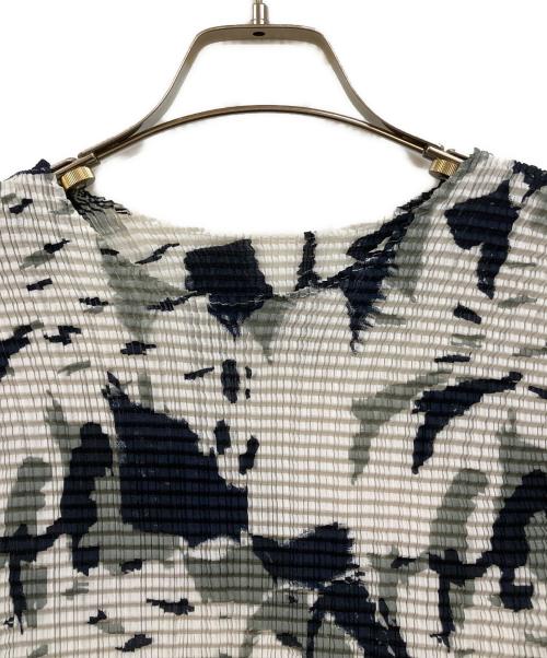 ISSEY MIYAKE（イッセイミヤケ）ISSEY MIYAKE (イッセイミヤケ) プリーツカットソー ホワイト×ネイビー サイズ:Ｍの古着・服飾アイテム