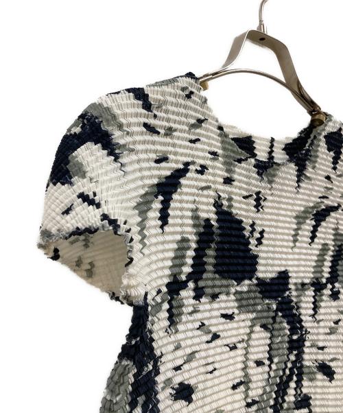 ISSEY MIYAKE（イッセイミヤケ）ISSEY MIYAKE (イッセイミヤケ) プリーツカットソー ホワイト×ネイビー サイズ:Ｍの古着・服飾アイテム