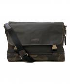 COACHコーチ）の古着「シグネチャーカモ メッセンジャーバッグ」｜ブラック×カモフラ