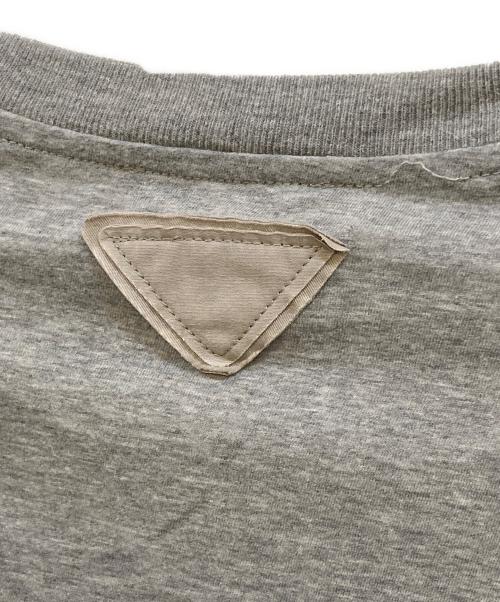 PRADA（プラダ）PRADA (プラダ) VネックTシャツ グレー サイズ:Ｍの古着・服飾アイテム