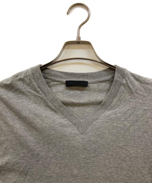 PRADA（プラダ）PRADA (プラダ) VネックTシャツ グレー サイズ:Ｍの古着・服飾アイテム