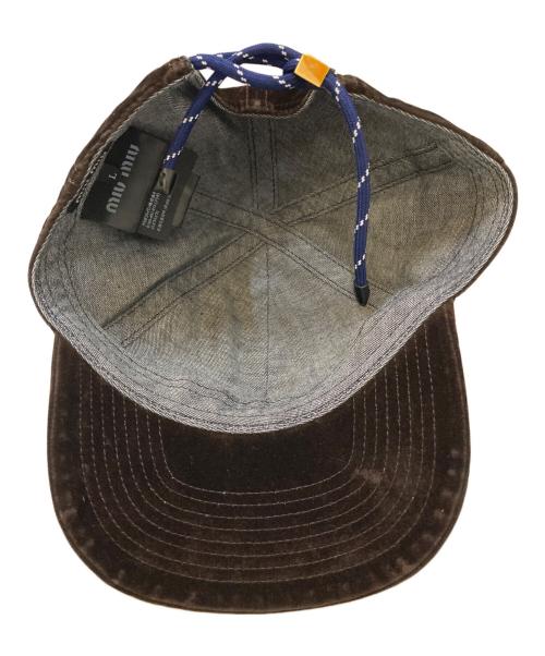 MIU MIU（ミュウミュウ）MIU MIU (ミュウミュウ) ロゴ刺繍 ベルベット ベースボールキャップ ブラウンの古着・服飾アイテム