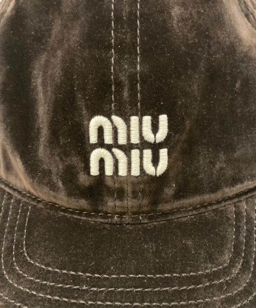 MIU MIU（ミュウミュウ）MIU MIU (ミュウミュウ) ロゴ刺繍 ベルベット ベースボールキャップ ブラウンの古着・服飾アイテム
