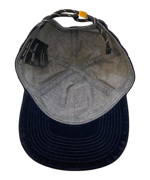 MIU MIU（ミュウミュウ）MIU MIU (ミュウミュウ) ロゴ刺繍 ベルベット ベースボールキャップ ネイビー サイズ:Lの古着・服飾アイテム