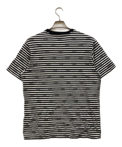 SUPREME（シュプリーム）SUPREME (シュプリーム) Logo Stripe S/S Top ホワイト×ブラック サイズ:Ｍの古着・服飾アイテム
