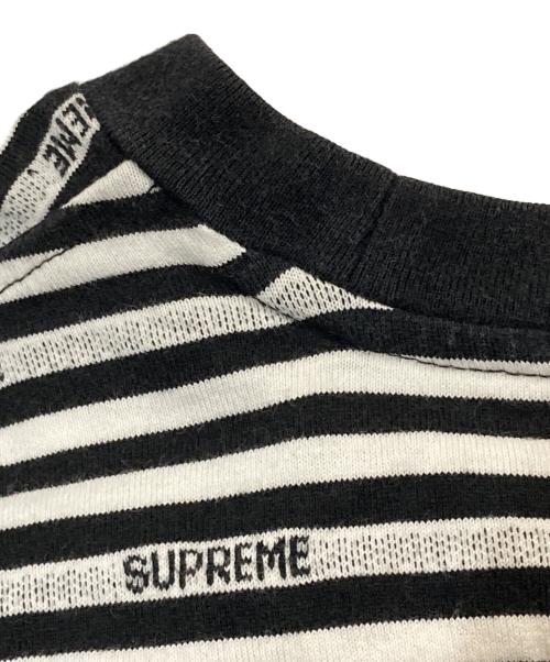 SUPREME（シュプリーム）SUPREME (シュプリーム) Logo Stripe S/S Top ホワイト×ブラック サイズ:Ｍの古着・服飾アイテム