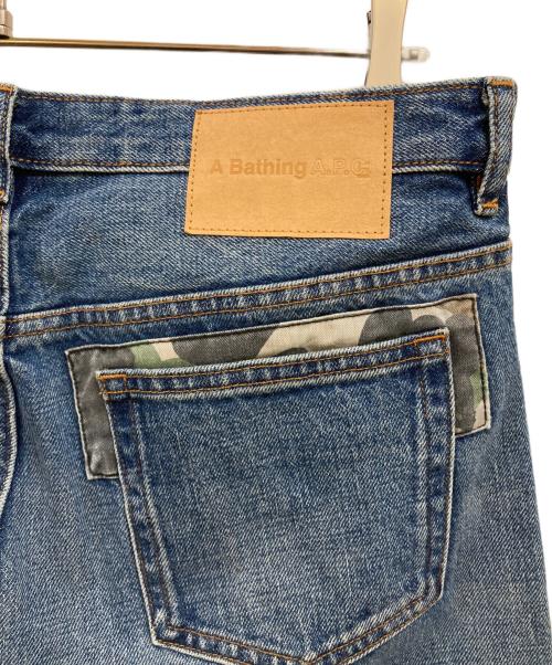 A BATHING APE（ア ベイシング エイプ）A BATHING APE (ア ベイシング エイプ) A.P.C. (アーペーセー) カモフラ切替 セルビッチデニムパンツ インディゴ サイズ:W31 未使用品の古着・服飾アイテム