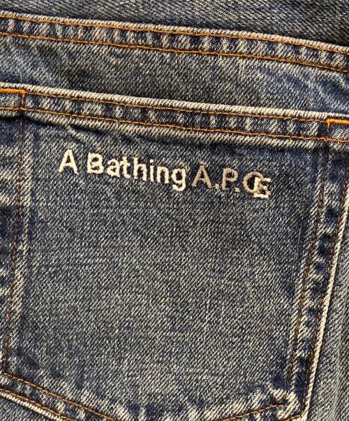 A BATHING APE（ア ベイシング エイプ）A BATHING APE (ア ベイシング エイプ) A.P.C. (アーペーセー) カモフラ切替 セルビッチデニムパンツ インディゴ サイズ:W31 未使用品の古着・服飾アイテム