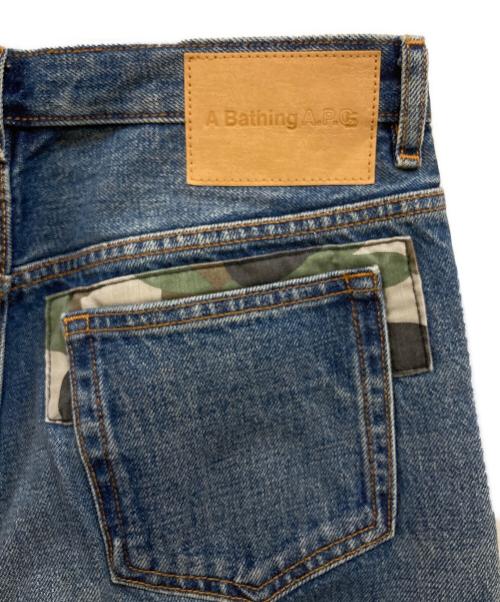 A BATHING APE（ア ベイシング エイプ）A BATHING APE (ア ベイシング エイプ) A.P.C. (アーペーセー) カモフラ切替 セルビッチデニムパンツ インディゴ サイズ:W30 未使用品の古着・服飾アイテム