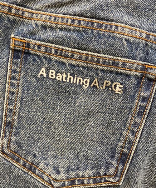 A BATHING APE（ア ベイシング エイプ）A BATHING APE (ア ベイシング エイプ) A.P.C. (アーペーセー) カモフラ切替 セルビッチデニムパンツ インディゴ サイズ:W30 未使用品の古着・服飾アイテム
