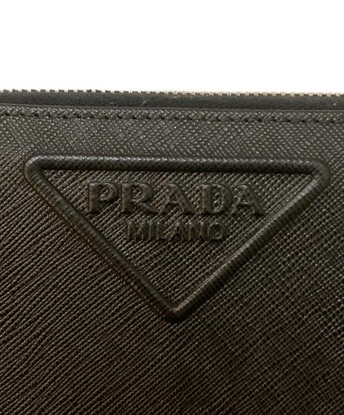 PRADA（プラダ）PRADA (プラダ) エンボスロゴ サフィアーノラウンドファスナーウォレット ブラックの古着・服飾アイテム