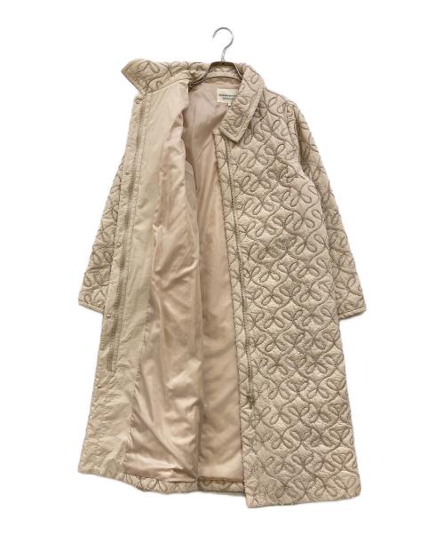 STRAWBERRY FIELDS（ストロベリーフィールズ）STRAWBERRY FIELDS (ストロベリーフィールズ) モールリボン刺繍キルトステンカラーコート ベージュ サイズ:2 未使用品の古着・服飾アイテム