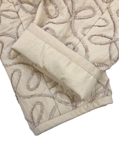 STRAWBERRY FIELDS（ストロベリーフィールズ）STRAWBERRY FIELDS (ストロベリーフィールズ) モールリボン刺繍キルトステンカラーコート ベージュ サイズ:2 未使用品の古着・服飾アイテム