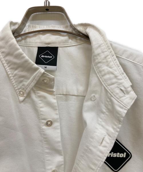 F.C.R.B.（エフシーレアルブリストル）F.C.R.B. (エフシーレアルブリストル) COOLMAX EMBLEM B.D SHIRT ホワイト サイズ:Mの古着・服飾アイテム