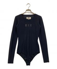 MM6 Maison Margiela（エムエムシックスメゾンマルジェラ）の古着「スタッズロゴ ボディスーツ」｜ブラック