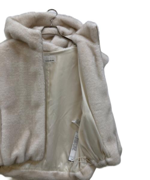 M-premierBLACK（エムプルミエブラック）M-premierBLACK (エムプルミエブラック) フェイクファージップアップフーディベスト ベージュ サイズ:38の古着・服飾アイテム