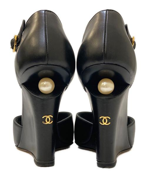 CHANEL（シャネル）CHANEL (シャネル) Tストラップ ココマーク パールビジュー ウェッジソールサンダル ブラック サイズ:35Cの古着・服飾アイテム