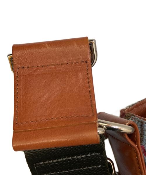 Vivienne Westwood（ヴィヴィアンウエストウッド）Vivienne Westwood (ヴィヴィアンウエストウッド) チェックパターン レザーベルトウールショルダーバッグ マルチカラーの古着・服飾アイテム